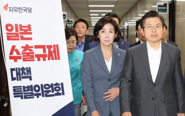 자유한국당 황교안 대표와 나경원 원내대표가 2일 국회에서 열린 일본수출규제대책특위 긴급회의에 들어서고 있다. 2019. 8.2 연합뉴스