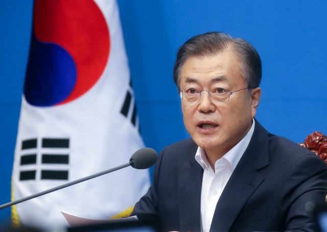 문재인 대통령이 2일 오후 청와대에서 일본의 추가 경제 보복 조치에 대한 대응방안을 논의하기 위해 열린 임시 국무회의에서 발언하고 있다. 이날 국무회의는 일본이 이날 오전 각의(국무회의)에서 한국을