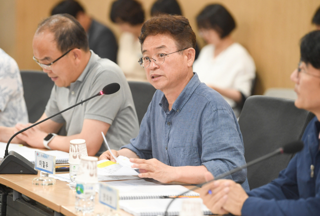 이철우 경북도지사가 2일 휴가를 반납하고 도청 회의실에서 일본 수출규제 대응에 따른 종합대책회의를 열고 있다. 경북도 제공