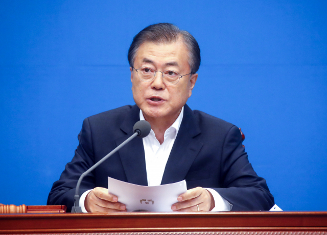 문재인 대통령이 2일 오후 청와대에서 일본의 추가 경제 보복 조치에 대한 대응방안을 논의하기 위해 열린 임시 국무회의에서 발언하고 있다. 이날 국무회의는 일본이 이날 오전 각의(국무회의)에서 한국을