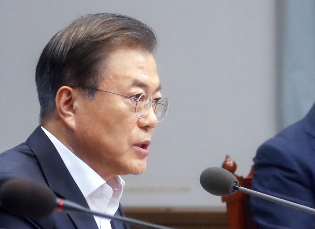 문재인 대통령이 2일 오후 청와대에서 일본의 추가 경제 보복 조치에 대한 대응방안을 논의하기 위해 열린 임시 국무회의를 주재하고 있다. 이날 국무회의는 일본이 이날 오전 각의(국무회의)에서 한국을 