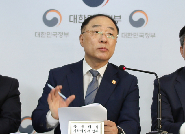 홍남기 경제부총리 겸 기획재정부 장관이 2일 오후 정부서울청사 브리핑룸에서