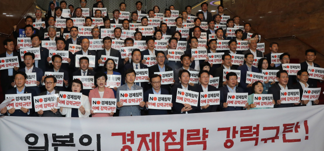 2일 오후 국회 본청 로텐더홀 계단에서 열린 더불어민주당의 