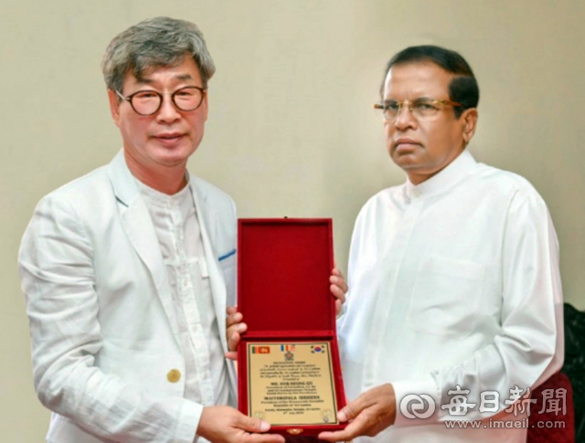 허병구 대구스리랑카사원 신도회장이 마이트리팔라 시리세나(Maithripala Sirisena) 스리랑카 대통령에게 감사패를 수여받고 있다.