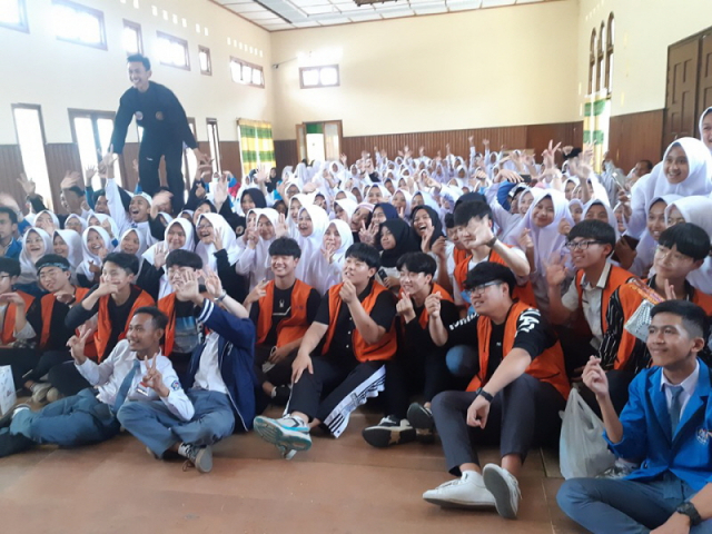 봉사활동 마지막 날 두 학교 학생들이 발표회가 끝나고 한국에서 유행하는 손가락으로 하트를 만들어 단체 기념촬영을 하고 있다. 예천교육지원청 제공