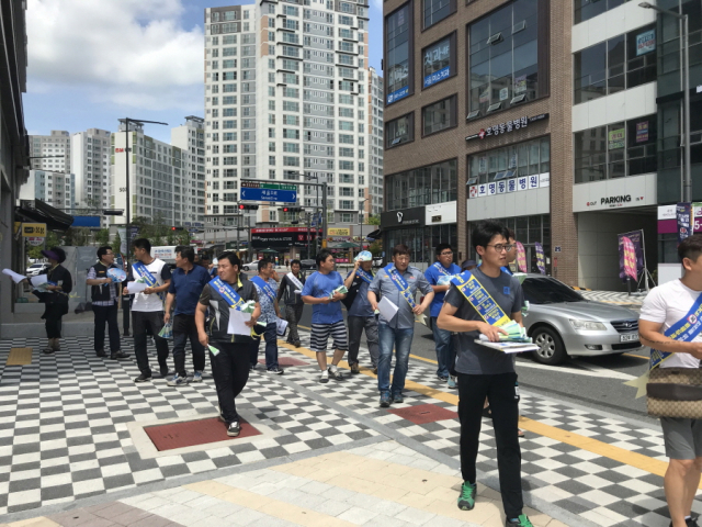 4대 불법 주·정차 근절 캠페인에 참여한 관계자 등 50여 명이 도청신도시 일대를 돌며 리플릿을 배부하는 등 계도 활동을 펼치고 있다. 예천군 제공