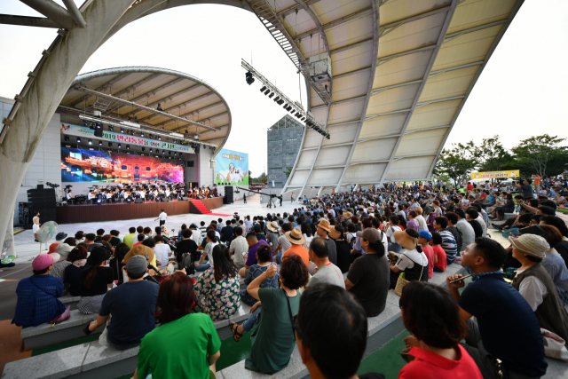 3일 경북 청도군 야외공연장에서 열린 2019 반려동물을 위한 콘서트에서 관객들이 경북도립교향악단의 연주를 감상하고 있다. 청도군 제공