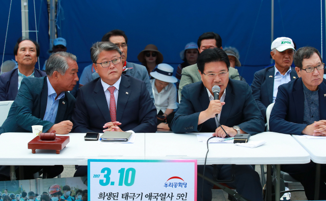 지난달 8일 오전 서울 세종대로 광화문광장에 설치된 천막 앞에서 열린 우리공화당 최고위원회의에서 공동대표인 홍문종 의원이 발언하고 있다. 연합뉴스