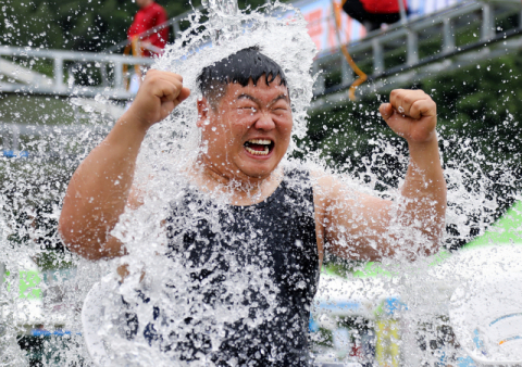 4일 오후 전국적으로 폭염 특보가 내려진 가운데 강원도 평창군 대화면 땀띠공원 일원에서 열린 