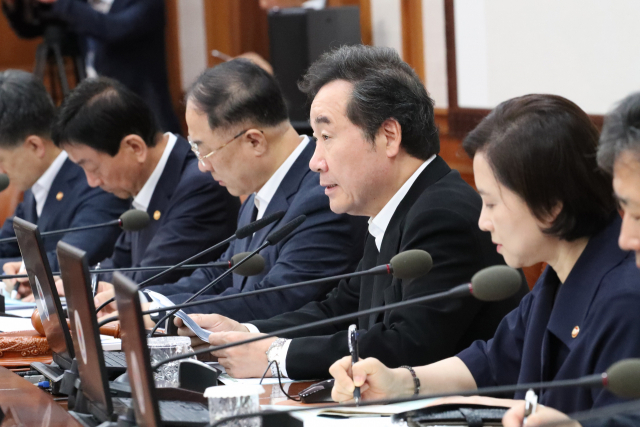 이낙연 국무총리가 3일 오전 정부서울청사에서 5조8천269억원 규모의 추가경정예산(추경) 배정계획안 등을 심의·의결하기 위해 열린 임시국무회의에서 발언하고 있다. 연합뉴스