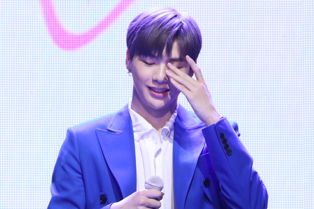 가수 강다니엘이 25일 오후 서울 광진구 예스24라이브홀에서 열린 솔로 데뷔 앨범 