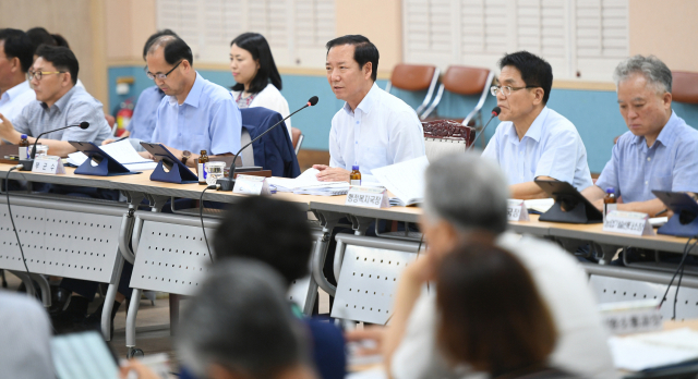 구인모(오른쪽 세 번째) 군수가 읍면장, 실과장 등이 참석한 먹을거리 보고회에서 발언하고 있다. 거창군 제공