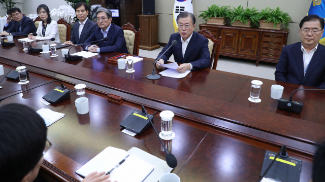 문재인 대통령이 5일 오후 청와대에서 수석·보좌관 회의를 주재하고 있다. 연합뉴스