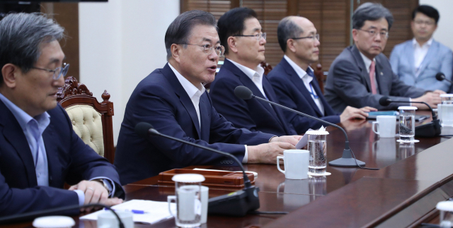 문재인 대통령이 5일 오후 청와대에서 수석·보좌관 회의를 주재하고 있다. 연합뉴스