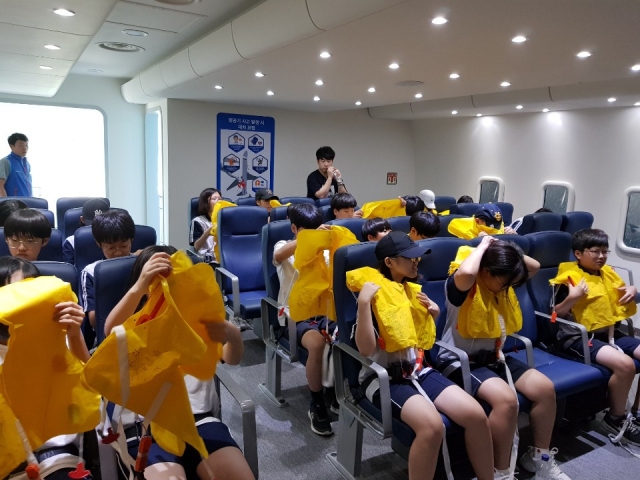 최근 들어선 대구교육낙동강수련원 안전체험관에서 학생들이 항공 안전 체험교육을 받고 있다. 채정민 기자
