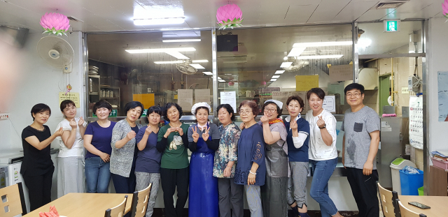 보림신행봉사단이 보림무료급식소에서 급식봉사를 한 뒤 포즈를 취했다. 보림무료급식소 제공