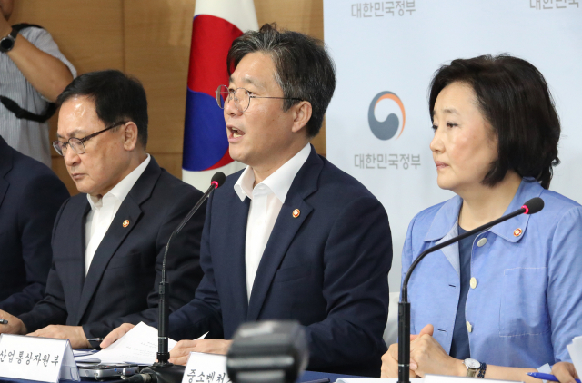 성윤모 산업통상자원부 장관이 5일 오전 정부서울청사 브리핑룸에서 대외의존형 산업구조 탈피를 위한 