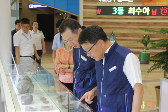 예천양수발전소 배봉원 소장과 직원들이 발전소 홍보관에 전시된 화석을 보고 있다. 예천양수발전소 제공
