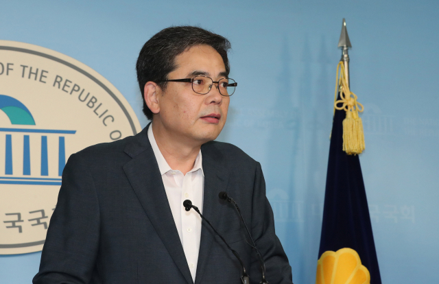 자유한국당 곽상도 의원이 31일 오후 국회 정론관에서 변호사 시절 문재인 대통령의 부일장학회 설립자 고 김지태 씨 유족 법인세·특별부가세 취소 소송 변호 관련 기자회견을 하고 있다. 연합뉴스