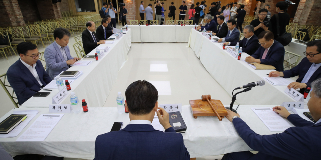 5일 오전 서울 종로구 한국교회100주년기념관에서 명성교회 부자 세습 문제를 둘러싼 교단 재판국의 재심 결정 회의가 열리고 있다. 명성교회는 2015년 김삼환 목사 정년퇴임 후 세간의 세습 의혹을 부인하며 담임목사를 새로 찾겠다고 밝혔으나 이후 아들인 김하나 목사를 위임목사로 청빙하기로 결의했다. 연합뉴스
