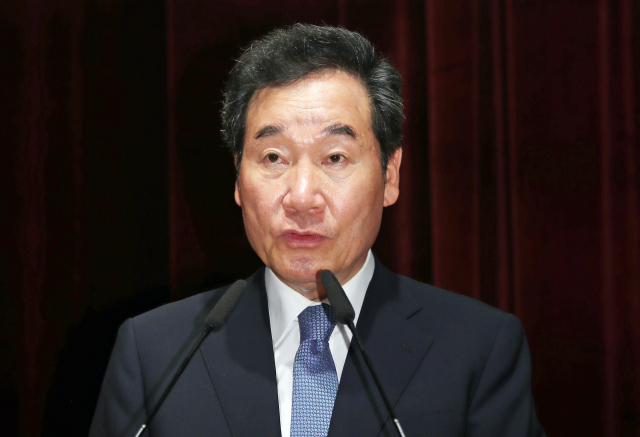 이낙연 국무총리가 5일 정부서울청사에서 열린 강원도 동해안지역 산불진화 유공자 포상식에서 격려사를 하고 있다. 연합뉴스