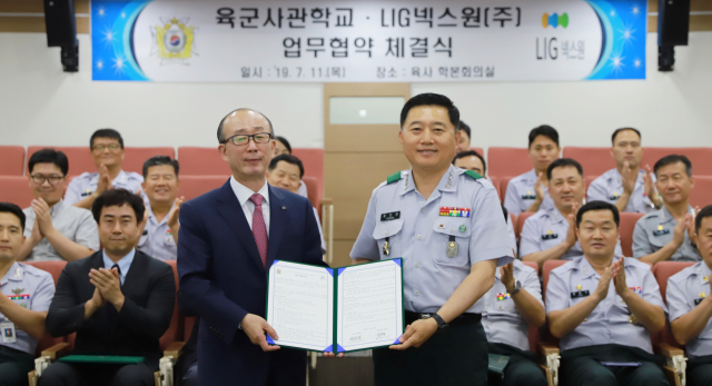 김지찬 LIG넥스원 대표(왼쪽)와 정진경 육군사관학교 교장이 지난 11일 육군사관학교에서 