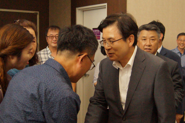 자유한국당 황교안 대표가 6일 경북 구미를 찾아 당원들과 인사를 나누고 있다. 전병용 기자