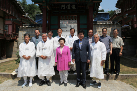 안동서원 추계향사에서 초헌관으로 임명된 이배용 한국의 서원 통합보존관리단 이사장(사진 가운데)이 서원을 방문해 기념촬영을 했다. 안동시 제공