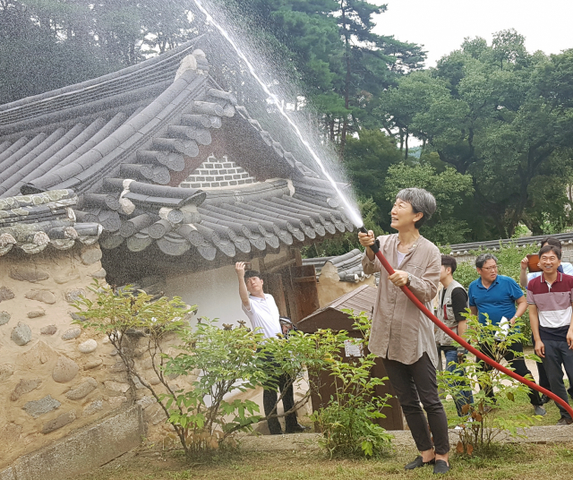 6일 경북 안동 도산서원을 방문한 정재숙 문화재청장이 서원 내 안전점검을 시행하며 직접 소방수를 작동해보고 있다. 안동시 제공