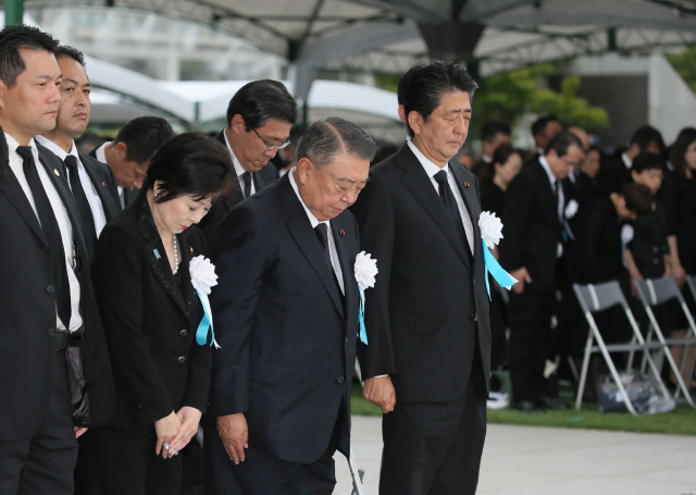 아베 신조(安倍晋三·가운데 오른쪽) 일본 총리가 히로시마 원폭 투하 74주년인 6일 히로시마 평화기념공원에서 열린 희생자 위령식에서 묵념하고 있다. 연합뉴스