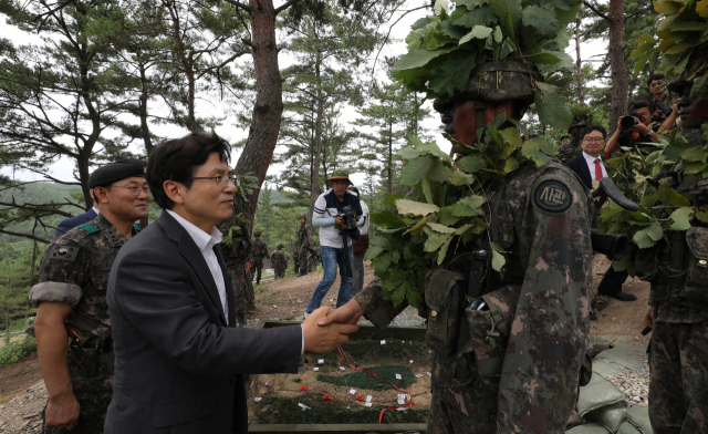 자유한국당 황교안 대표가 6일 오전 경북 영천 육군3사관학교를 방문해 야외훈련장에서 생도들의 훈련을 참관하고 있다. 김영진 기자 kyjmaeil@imaeil.com