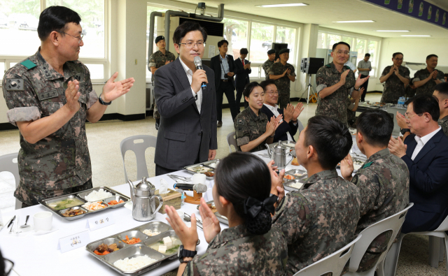 황교안 자유한국당 대표가 6일 오전 영천 육군3사관학교를 방문해 생도들과 점심 식사에 앞서 인사말을 하고 있다. 김영진 기자 kyjmaeil@imaeil.com