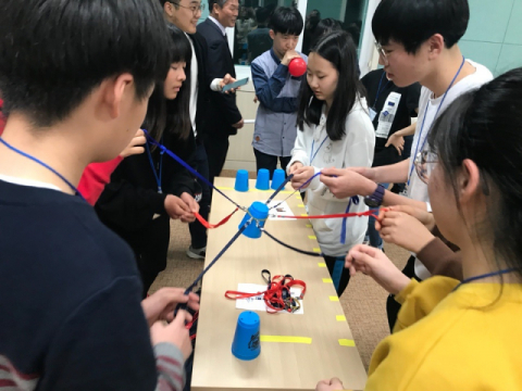 2018년 경산시 자매도시인 일본 조요시 중학생 방문단이 전통매듭 만들기 체험을 하고 있다. 경산시 제공