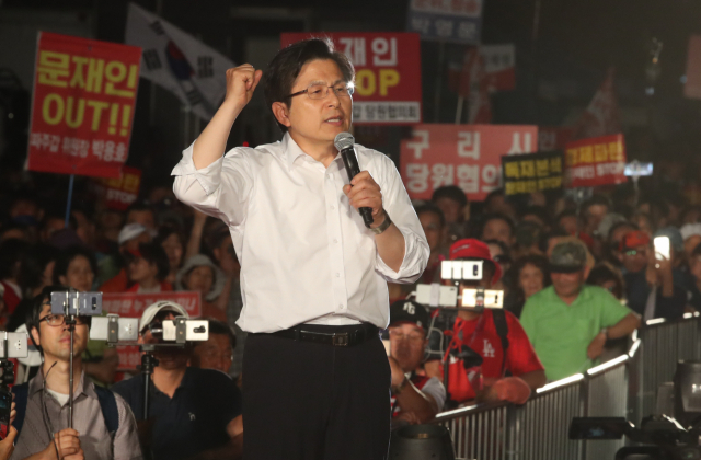 자유한국당 황교안 대표가 지난 5월 25일 오후 서울 광화문 세종문화회관 앞에서 열린 6번째 