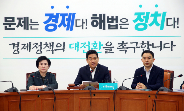 바른미래당 오신환 원내대표(가운데)가 6일 여의도 국회에서 열린 제53차 원내대책회의에서 발언하고 있다. 연합뉴스