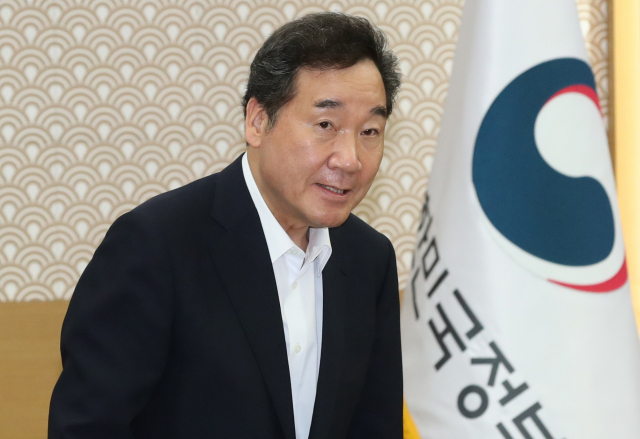 이낙연 국무총리가 6일 정부세종청사에서 열린 국무회의에서 자리에 앉고 있다. 연합뉴스