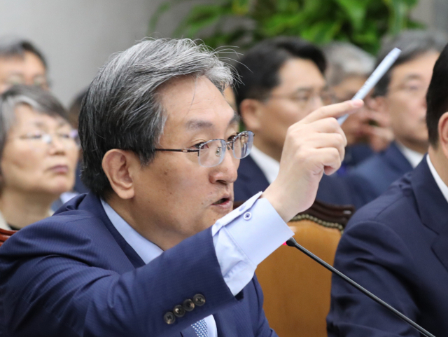 6일 국회에서 열린 운영위원회 전체회의에서 노영민 대통령 비서실장이 자유한국당 곽상도 의원과 설전을 벌이고 있다. 연합뉴스