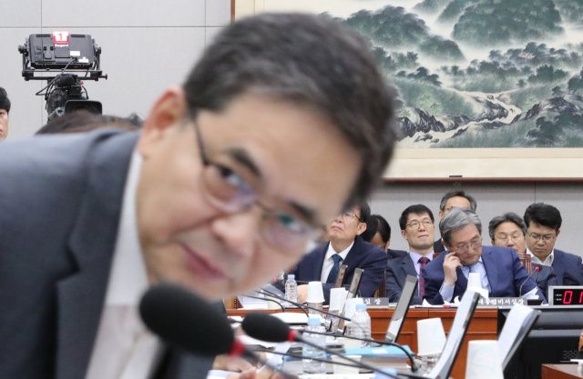 6일 국회에서 열린 운영위원회 전체회의에서 곽상도 자유한국당 의원(왼쪽)이 노영민 대통령 비서실장 발언에 대해 사과를 요구하고 있다. 연합뉴스