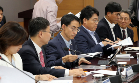손병두 금융위원회 부위원장 주재로 6일 정부서울청사에서 열린 증권시장상황 점검을 위한 금융투자업계 간담회에서 참석자들이 굳은 표정으로 자료를 살피고 있다. 연합뉴스