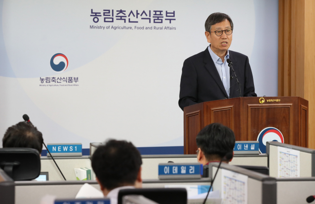 박진도 대통령 직속 농어업·농어촌특별위원회 위원장이 7일 정부세종청사에서 농특위 출범 100일 기자간담회를 하며 취재진 질문에 답하고 있다. 연합뉴스