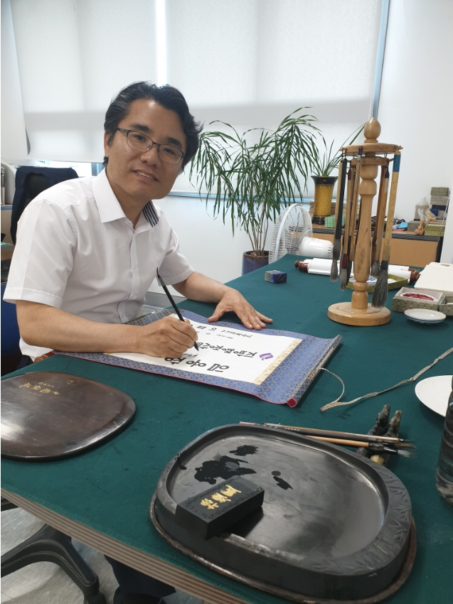 경북도청 연민호 서예가가 도청 작업실에서 붓글씨로 임명장을 작성하고 있다. 임상준 기자