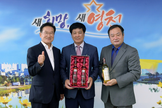 최기문 영천시장(왼쪽부터)과 오계리와이너리 조성현 대표, 고도리와이너리 최봉학 대표가 지난달 독일 베를린에서 열린 국제와인품평회 