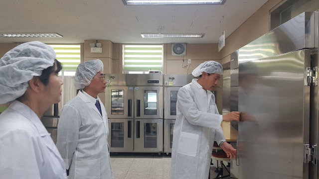 이백효(오른쪽) 구미교육지원청 교육장이 식중독 발생 제로화를 위해 학교 급식 시설을 점검하고 있다. 구미교육지원청 제공