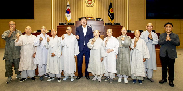 영덕불교사암연합회는 지난달 25일 장경식 경북도의회 의장을 방문해 내년 나옹왕사 탄신 700주년 선양사업과 관련한 논의을 가졌다. 영덕불교사암연합회 제공