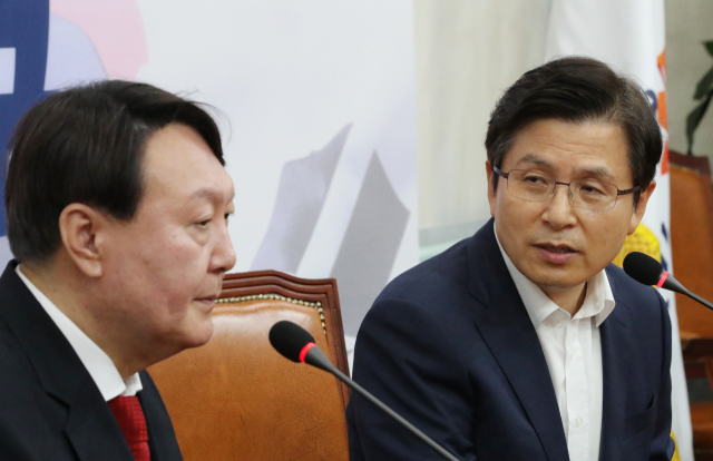 윤석열 검찰총장이 8일 여의도 국회에서 자유한국당 황교안 대표를 예방한 뒤 인사말을 하고 있다. 연합뉴스