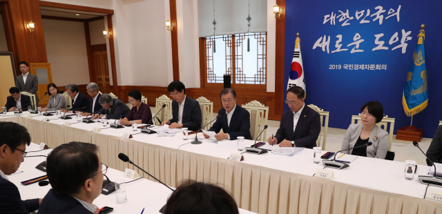 문재인 대통령이 8일 오전 청와대에서 일본 수출규제 대책 논의를 위한 국민경제자문회의를 주재하고 있다. 연합뉴스