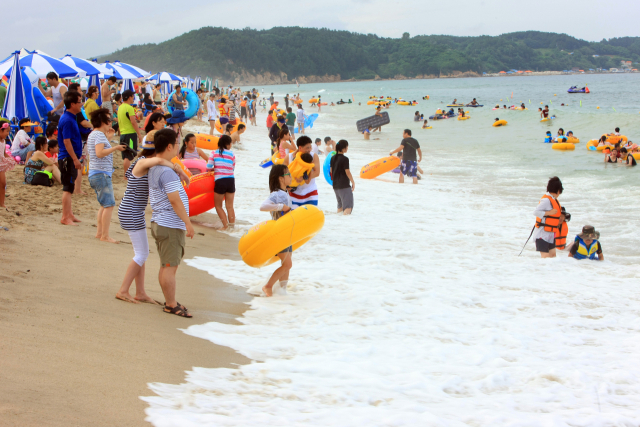 경북 울진군 근남면 망양정해수욕장을 찾은 관광객들이 경북 동해안의 청정 바닷가에서 즐거운 시간을 보내고 있다. 울진군 제공