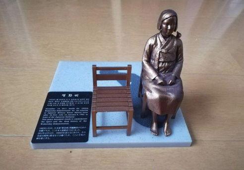 일본 시민들이 평화의 소녀상의 미니어처(가로와 세로 각각 13cm)와 촬영한 사진을 사회관계망서비스(SNS)에서 공유하는 