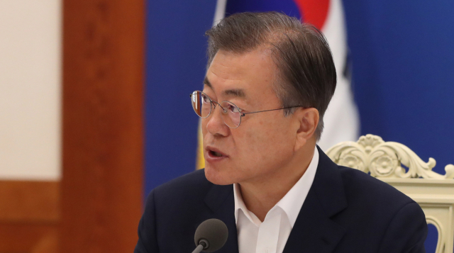 문재인 대통령이 8일 오전 청와대에서 일본 수출규제 대책 논의를 위한 국민경제자문회의를 주재하고 있다. 연합뉴스