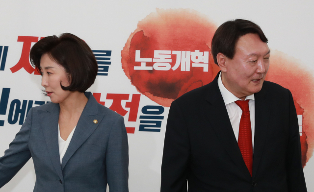 자유한국당 나경원 원내대표가 8일 오후 서울 여의도 국회에서 윤석열 신임 검찰총장을 만나 악수한 뒤 자리로 향하고 있다. 연합뉴스